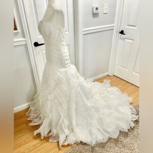 Wedding dress Allure Bridals 8921 woman size 12 sweetheart strapless ruffled